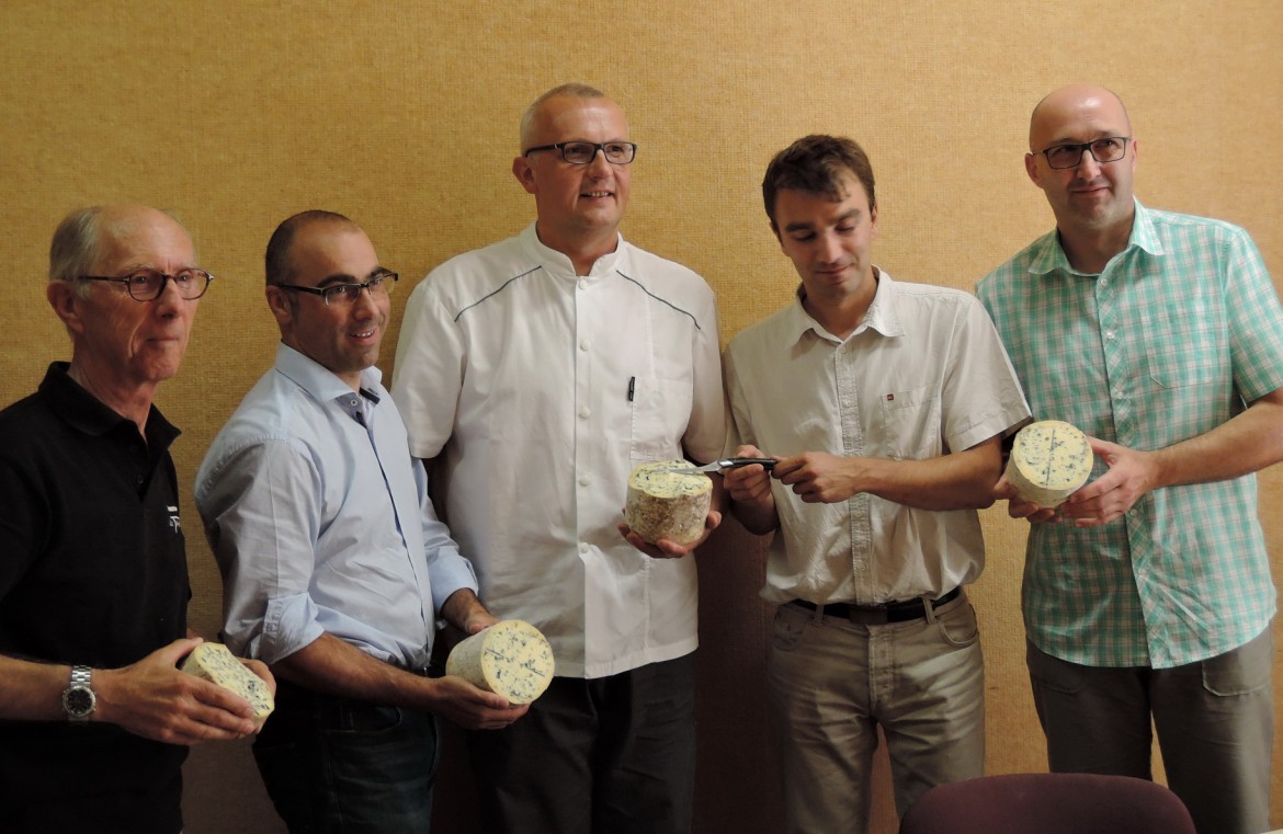 Le jury présente le couteau gagnant. Le jury : de g. à d. Robert Chabanne, Marc Chaumeix, Thierry Chelle, Aurélien Vorger et Laurent Béal. 