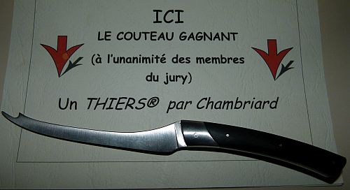 Le couteau gagnant : Prototype du couteau officiel dédié à Fourme d'Ambert. <i>LE THIERS®</i> à "APLATER"