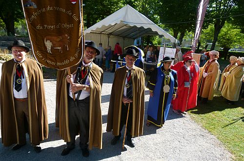 Les Confréries devant le stand de montage de couteaux