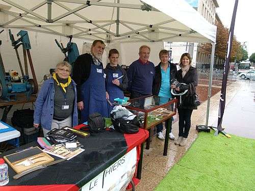 Compagnons et "apprentis monteurs" (dont Victor, au centre) unis dans le même sourire.